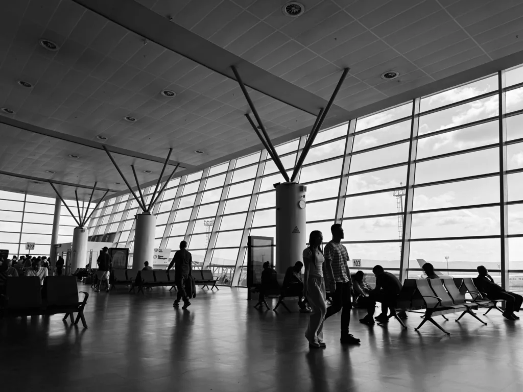 Service de location de véhicule avec chauffeur à l’aéroport d’Abidjan pour accueillir les voyageurs