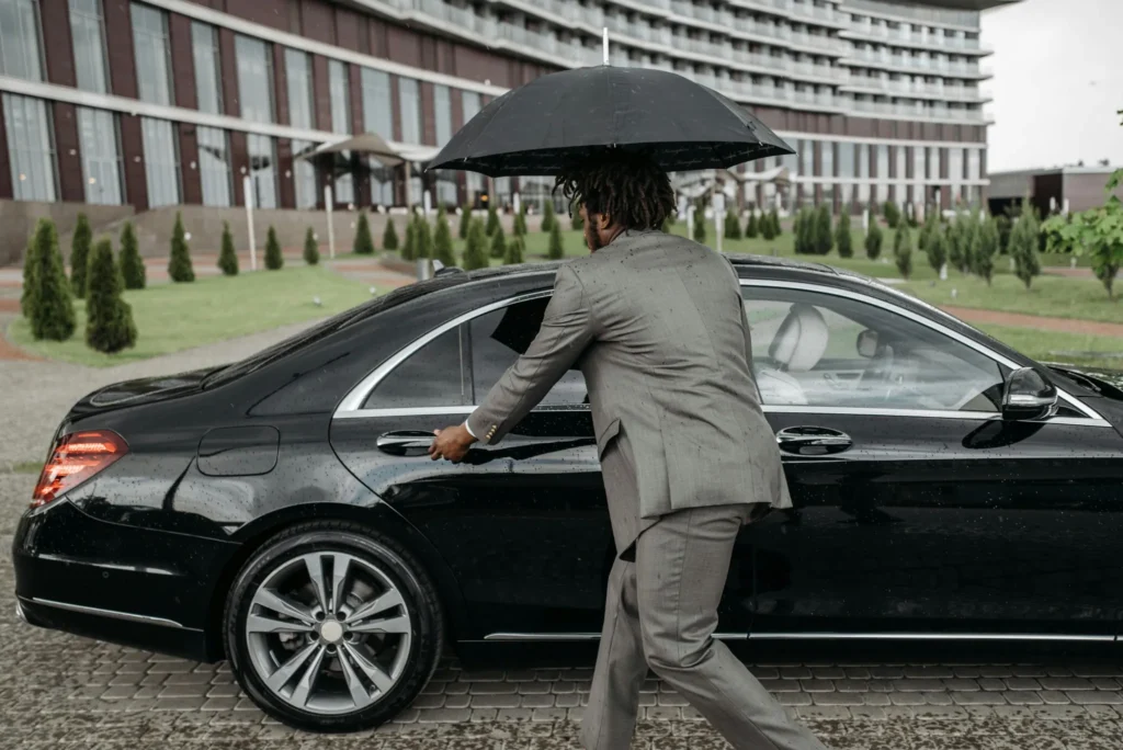 Pourquoi louer un véhicule avec chauffeur simplifie vos déplacements à Abidjan